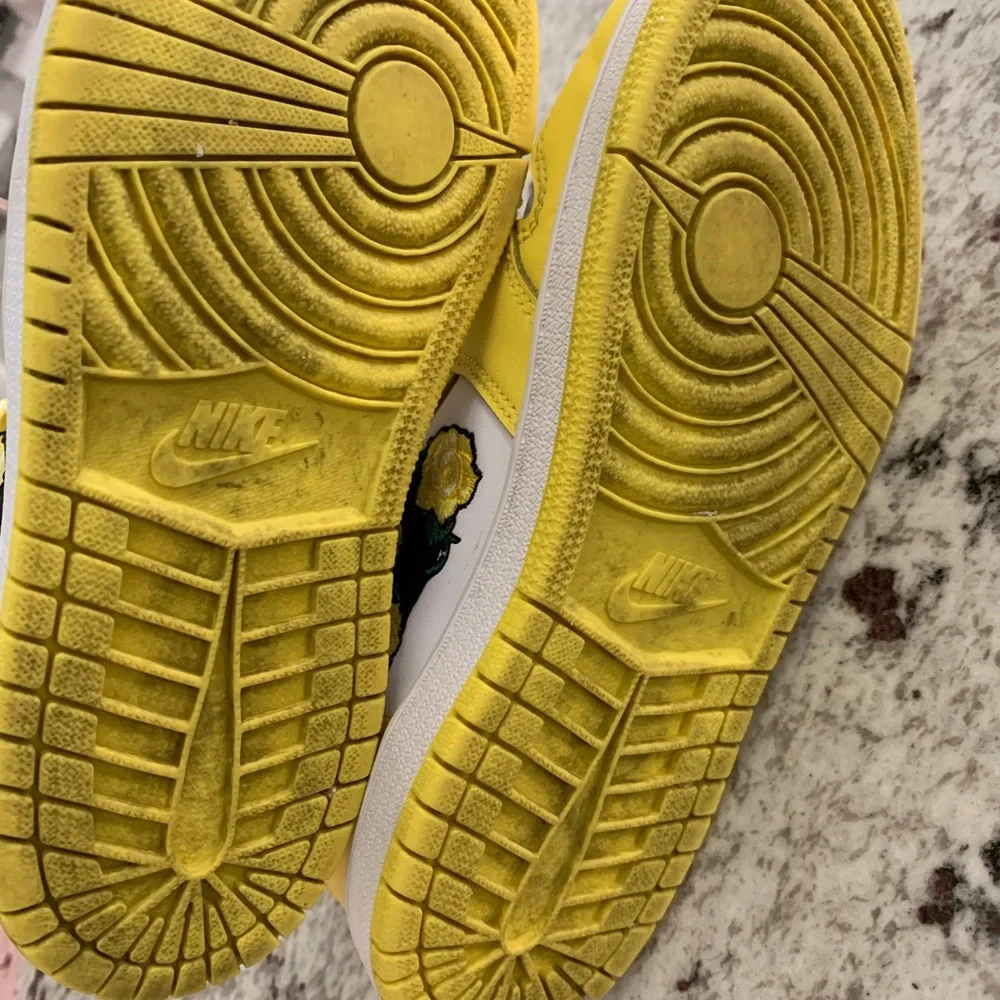 Nike‎ Air Jordan 1 Mid SE TD Rose Patch Dynamic Yellow Size 1 Authentic